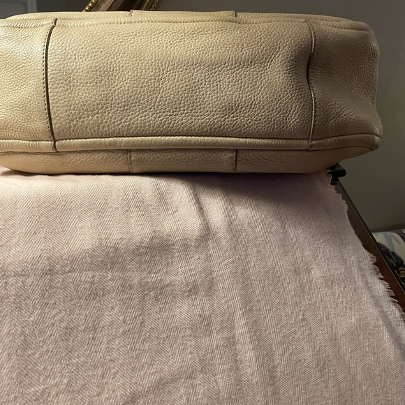 Salvatore Ferragamo Izzie Gancini Large Tote - Picture 5 of 15